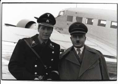 Am Set in den Bavaria Studios München mit "Hitler" Darsteller, dem wunderbaren Britischen Schauspieler Kollegen Derec Jacoby - 20 bitterkalte Drehtage, spielte Fortell zusammen mit Werner stocker (†) einen der beiden engsten Leibwächster Hitlers.